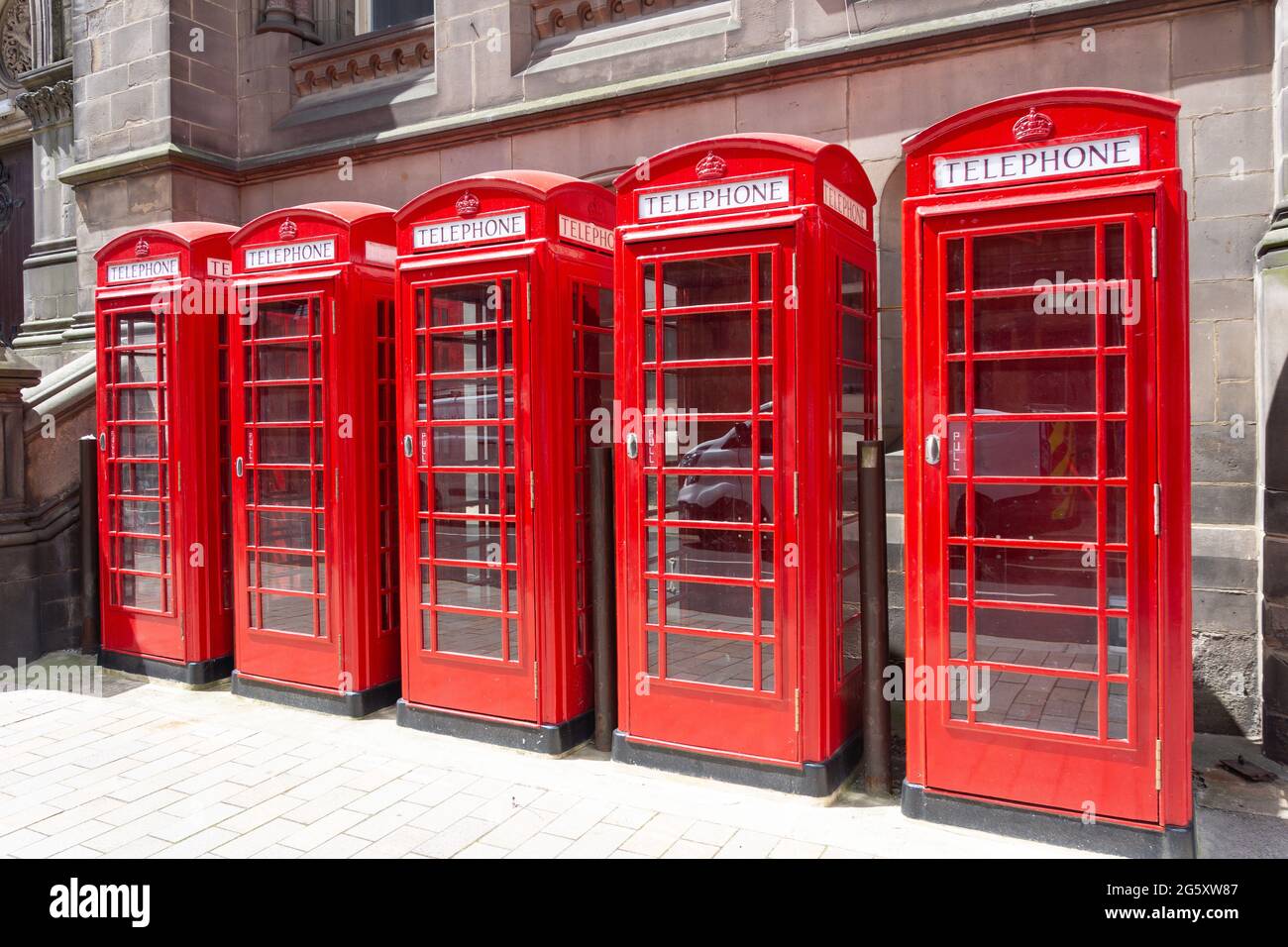 Fila di caselle telefoniche rosse, Dunning Street, Middlesbrough, North Yorkshire, Inghilterra, Regno Unito Foto Stock