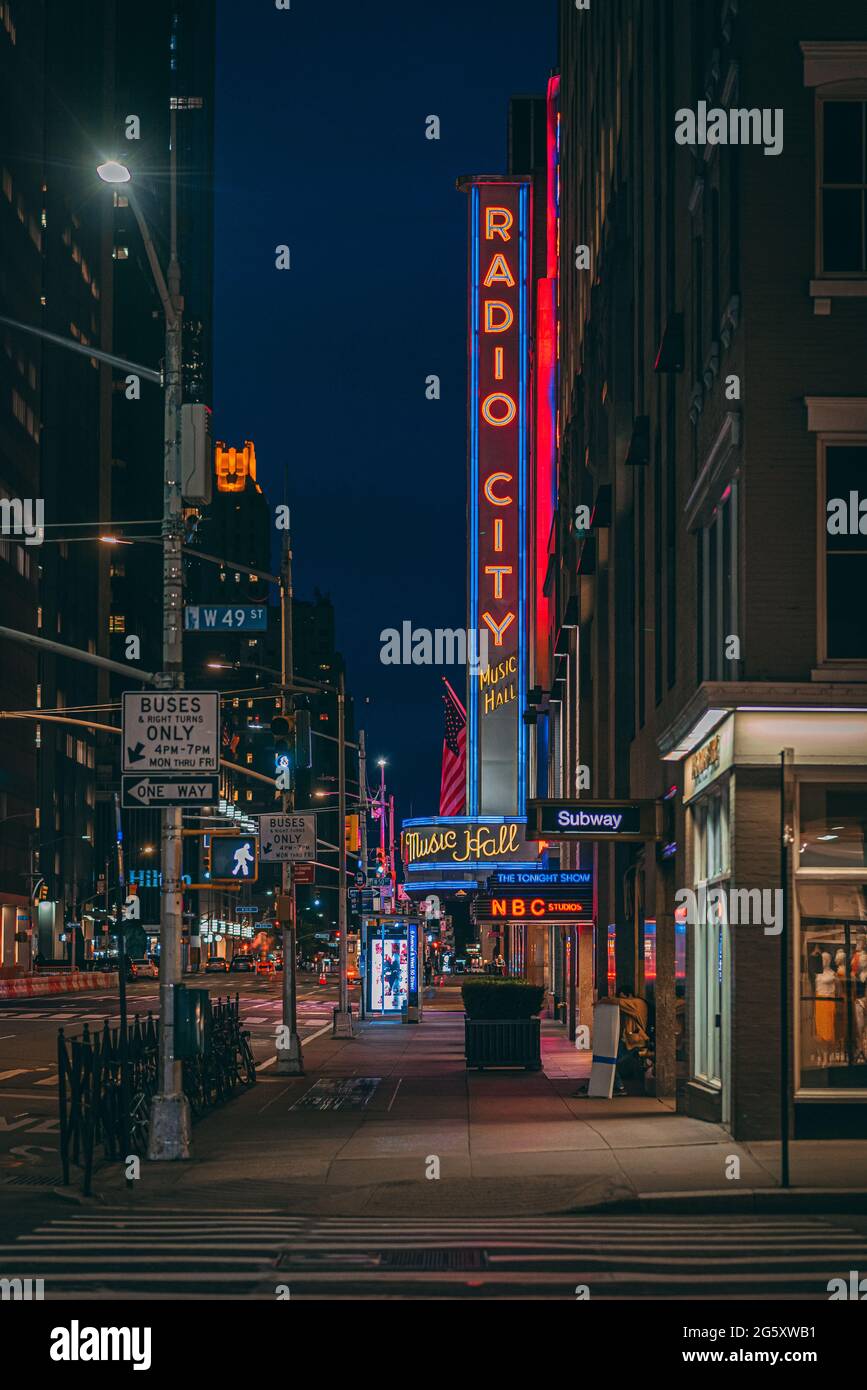 Radio City Music Hall al neon di notte, Midtown Manhattan, New York City Foto Stock