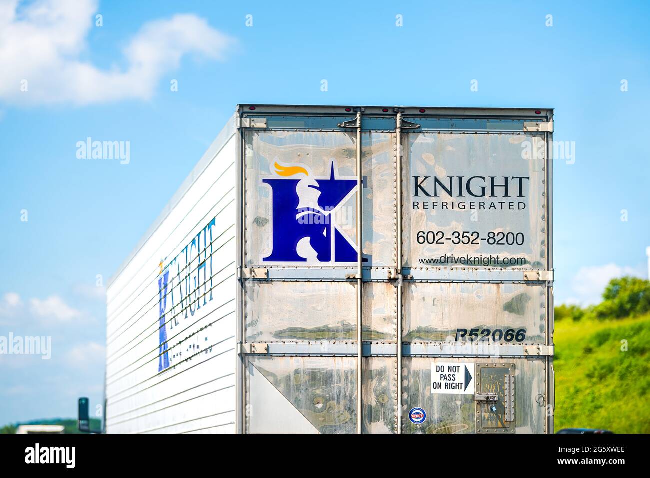 Lexington, Stati Uniti d'America - 27 maggio 2021: Strada stradale in Virginia con veicolo di camion per il trasporto di cavaliere e segno per l'affitto domanda di driver sui Web in linea Foto Stock