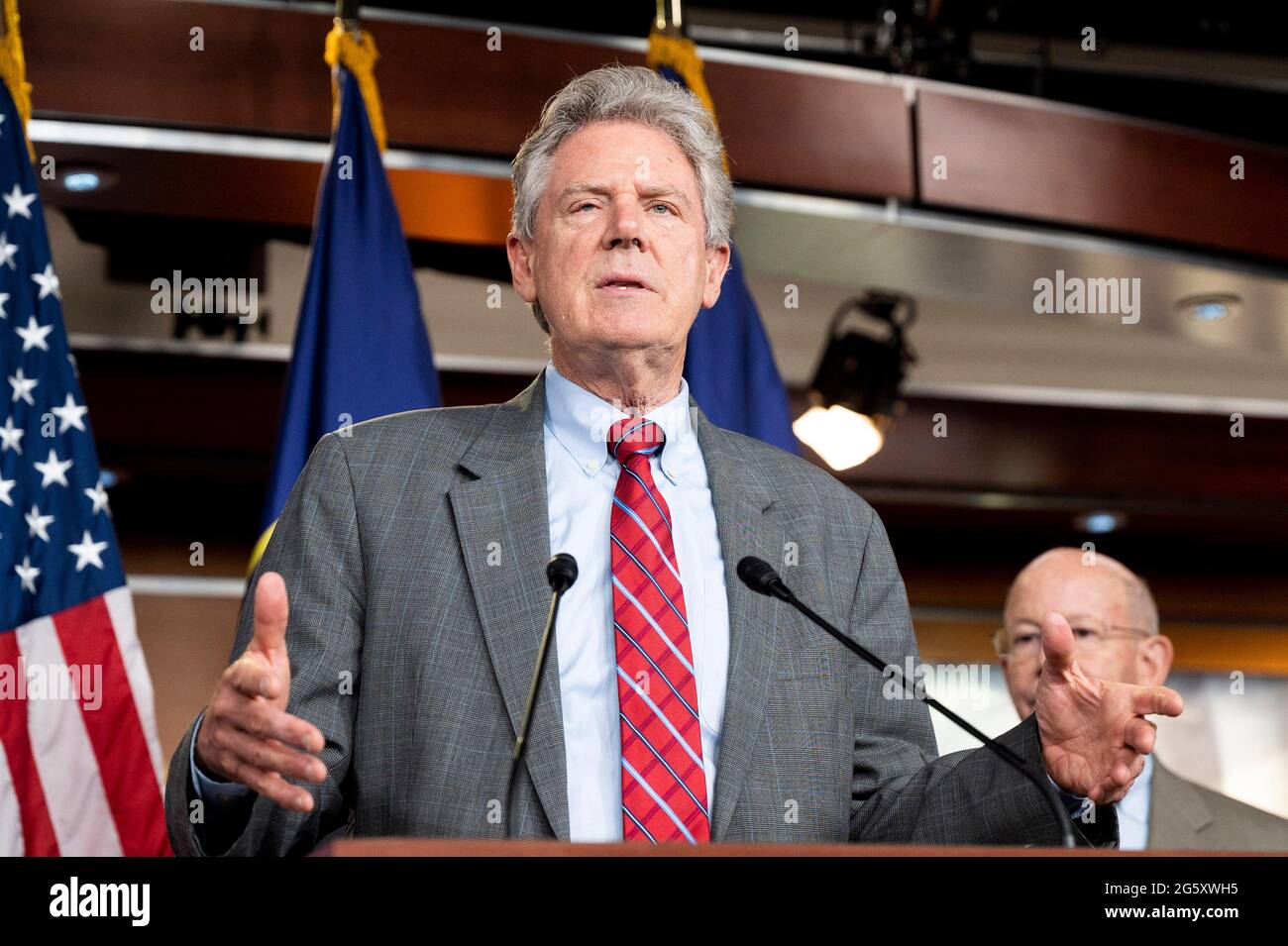 Washington, DC, Stati Uniti. 30 giugno 2021. 30 giugno 2021 - Washington, DC, Stati Uniti: Rappresentante degli Stati Uniti FRANK PALLONE (D-NJ) parlando ad una conferenza stampa su H.R. 3684, l'investing in a New Vision for the Environment and Surface Transportation in America Act o L'INVEST in America Act. Credit: Michael Brochstein/ZUMA Wire/Alamy Live News Foto Stock