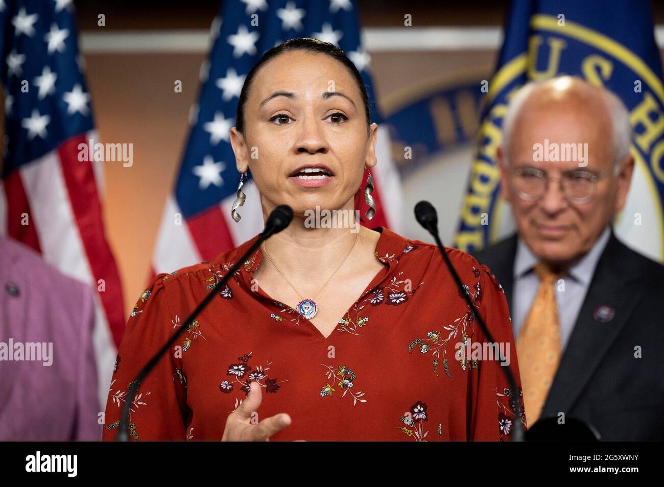 Washington, DC, Stati Uniti. 30 giugno 2021. 30 giugno 2021 - Washington, DC, Stati Uniti: Rappresentante degli Stati Uniti SHARICE DAVIDS (D-KS) parlando ad una conferenza stampa su H.R. 3684, l'investing in a New Vision for the Environment and Surface Transportation in America Act o L'INVEST in America Act. Credit: Michael Brochstein/ZUMA Wire/Alamy Live News Foto Stock