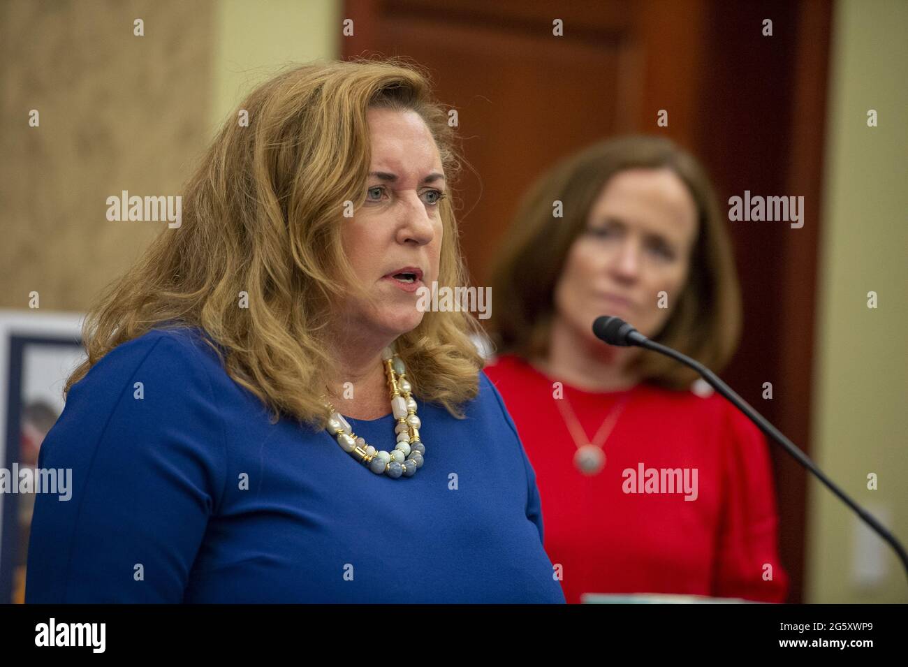 Washington, Stati Uniti. 30 giugno 2021. Cathy Chase, presidente dell'Avvocato per la sicurezza delle autostrade e dell'automobile, parla durante una conferenza stampa sulle disposizioni di sicurezza dell'automobile nel 'Invest in America Act' al Campidoglio degli Stati Uniti a Washington, DC, mercoledì 30 giugno 2021. Credit: UPI/Alamy Live News Foto Stock