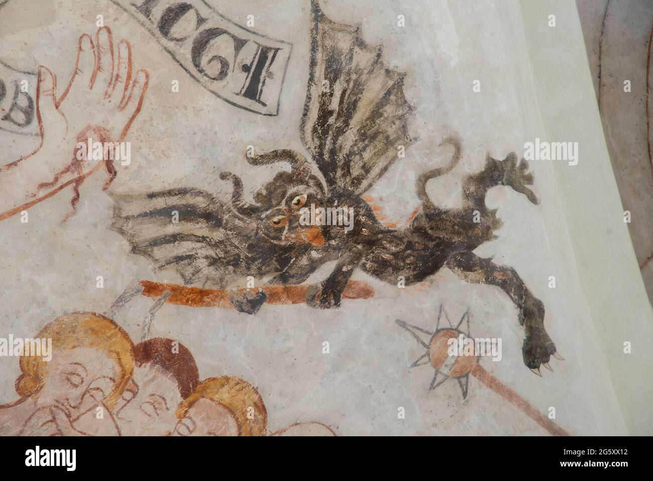 Un diavolo nero con ali di pipistrelli che sbadano alle persone, un antico affresco gotico nella chiesa di Skibby, Danimarca, 28 giugno 2021 Foto Stock