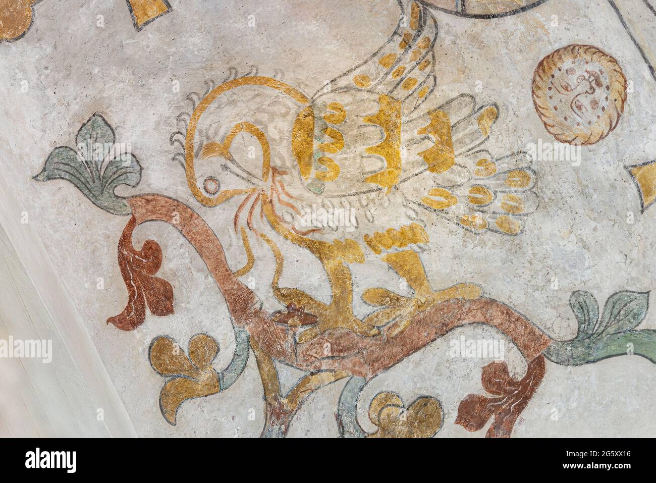 L'uccello mitologico Phoenix nutrendo i suoi nestlings con la sua propria fioritura, un antico murale nella chiesa di Skibby, Danimarca, giugno 28 2021 Foto Stock