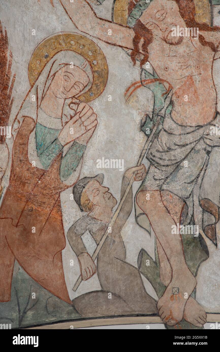 Il soldato romano Longinus pierces il fianco di Gesù con la sua lancia e il sangue viene sugli occhi, in modo da poter vedere di nuovo. Un vecchio murale a Skibby ch Foto Stock