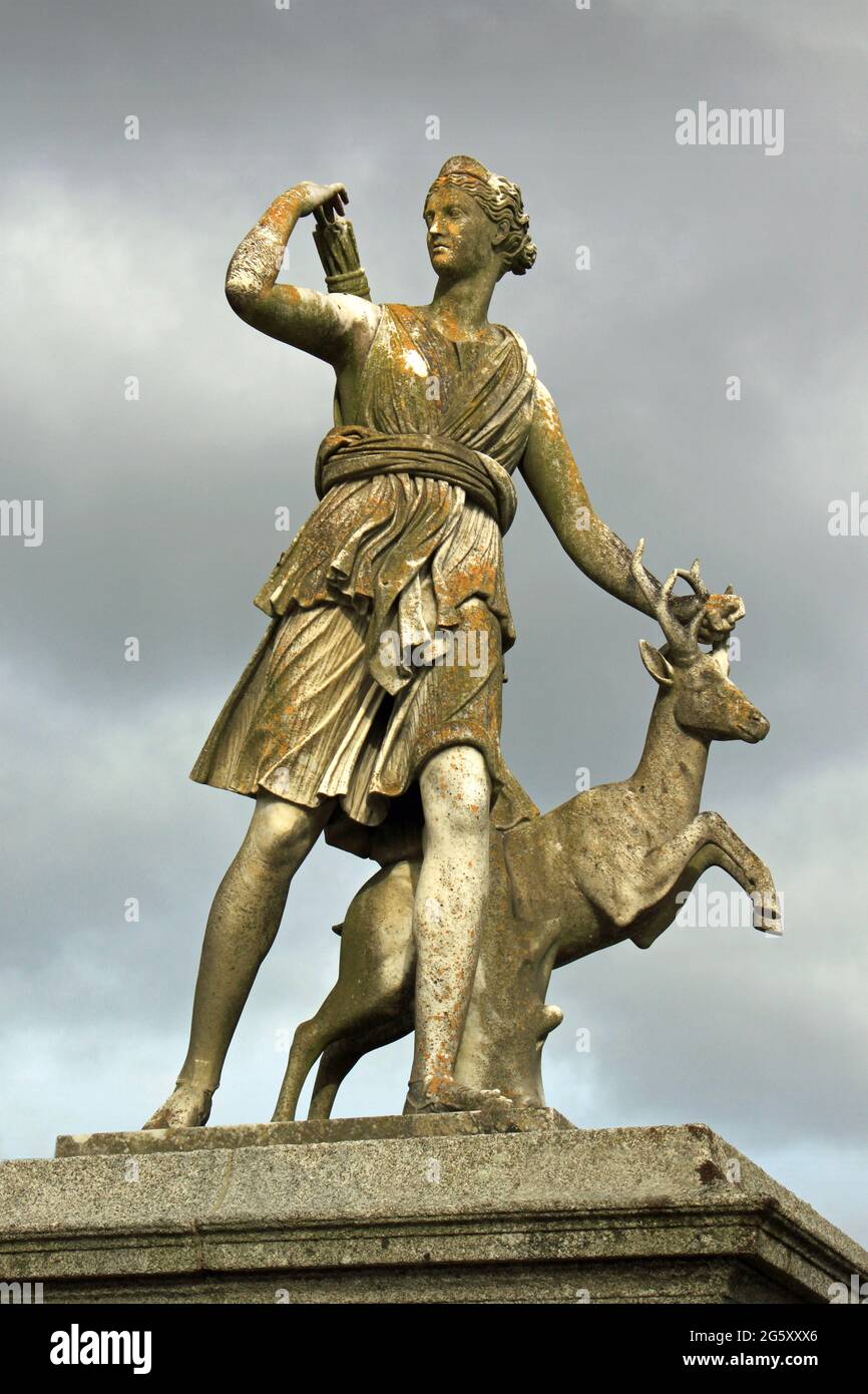 Una statua della mitologica Cacciatrice Diana. Foto Stock