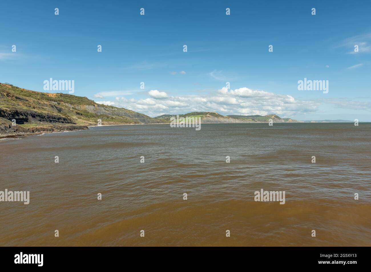 Vista dalla spiaggia di Lyme Regis della costa del Dorset.include i famosi punti di riferimento di Stonebarrow Golden Cap montagna e Thorncombe Beacon. Foto Stock