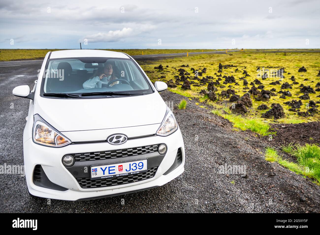 Vik, Islanda - 14 giugno 2018: Piccola auto bianca Hyundai i10 Smart parcheggiata nel parcheggio dalla circonvallazione a Laufscalavarda, Sud Islanda desolate Barren sc Foto Stock Vik, Islanda - 14 giugno 2018: Piccola auto bianca Hyundai i10 Smart parcheggiata nel parcheggio dalla circonvallazione a Laufscalavarda, Sud Islanda desolate Barren sc Foto Stock