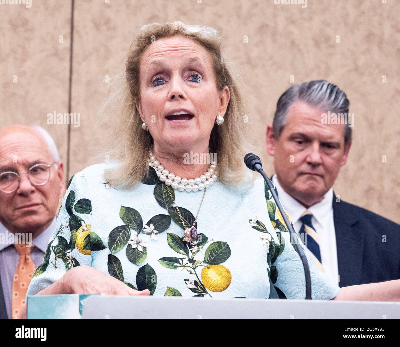 Washington, Stati Uniti. 30 giugno 2021. Rappresentante degli Stati Uniti, Debbie Dingell (D-MI) parlando ad una conferenza stampa sulle disposizioni di sicurezza dell'automobile incluse in H.R. 3684, l'investing in a New Vision for the Environment and Surface Transportation in America Act o L'INVEST in America Act presso il Campidoglio degli Stati Uniti. Credit: SOPA Images Limited/Alamy Live News Foto Stock