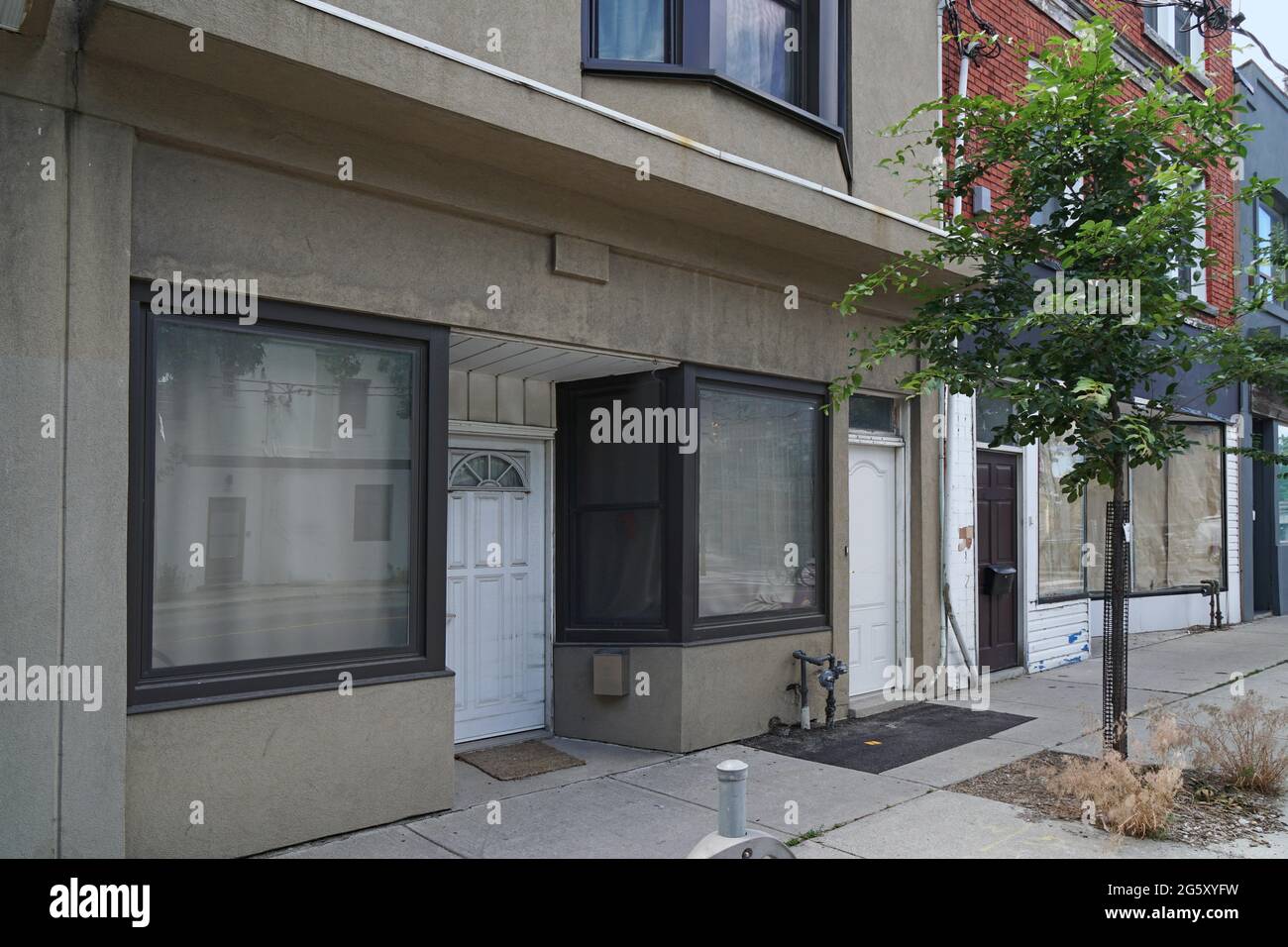 Le finestre vuote del negozio, una vista comune durante la pandemia Foto Stock