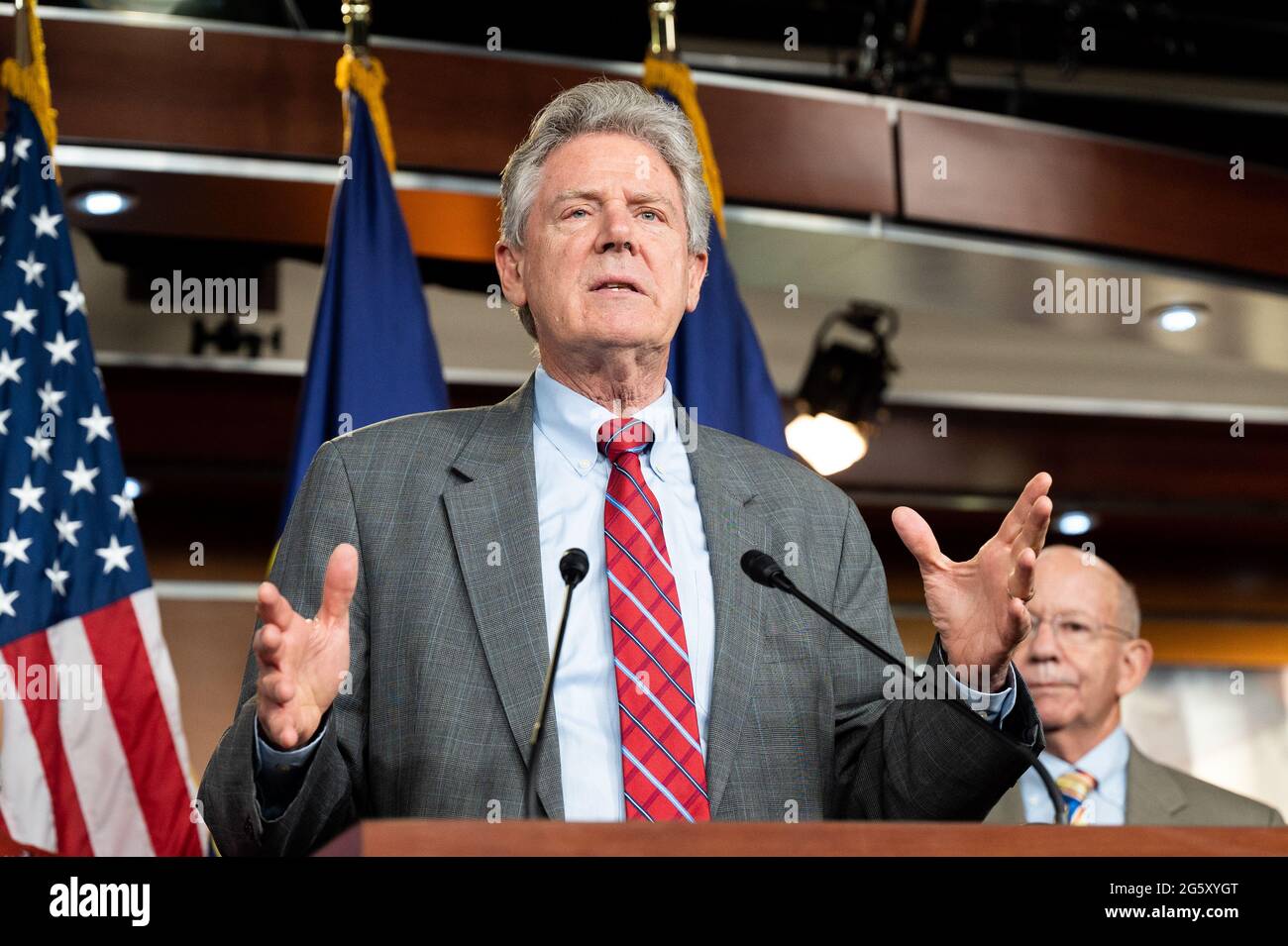 Washington, Stati Uniti. 30 giugno 2021. Rappresentante degli Stati Uniti, Frank Pallone (D-NJ) parlando ad una conferenza stampa su H.R. 3684, l'investing in a New Vision for the Environment and Surface Transportation in America Act o L'INVEST in America Act presso il Campidoglio degli Stati Uniti. Credit: SOPA Images Limited/Alamy Live News Foto Stock