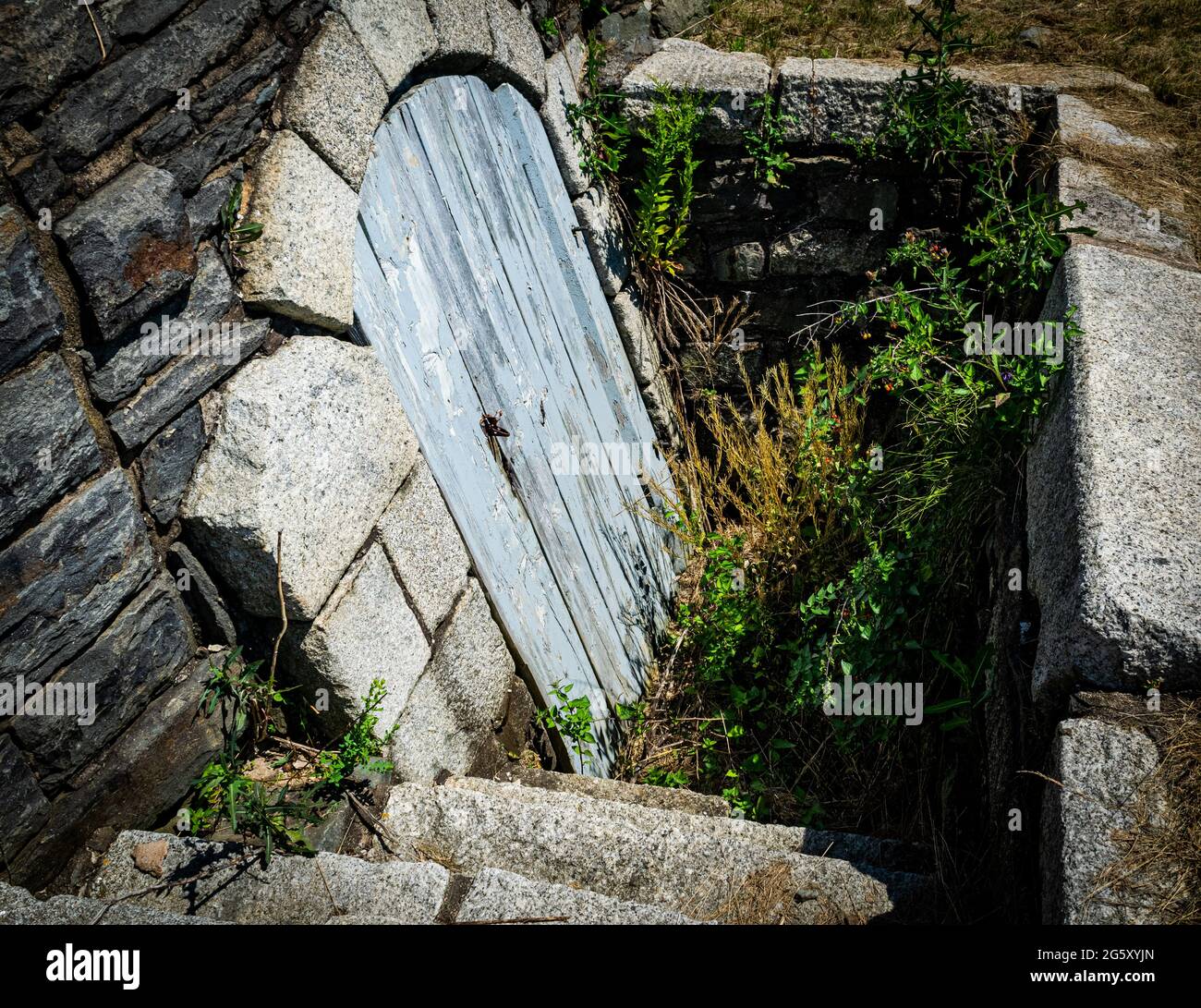 una porta dimenticata che conduce ad una rete di tunel sotto fort charlotte Foto Stock