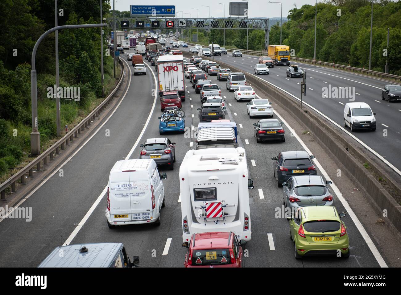 Patchway, Bristol, Regno Unito. 28 maggio 2021. Gli automobilisti in direzione sud devono affrontare una forte congestione sull'autostrada M5 vicino a Bristol, mentre l'esodo delle vacanze in banca si fa più in alto Foto Stock