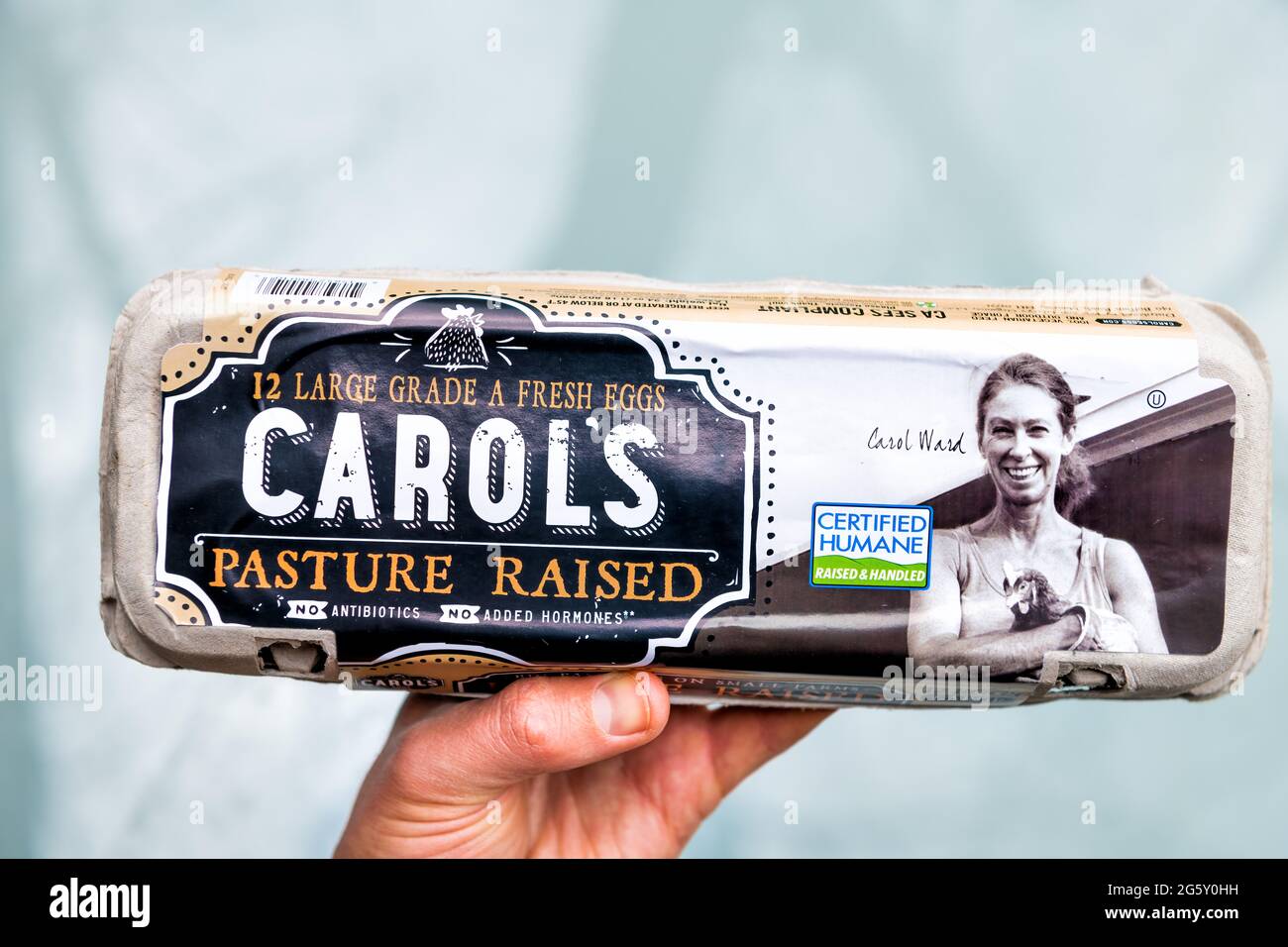 Nellysford, USA - 29 aprile 2021: Closeup di segno per Carol pasture allevato uova fresche certificato umano acquistato dal Trader Joe's. Foto Stock