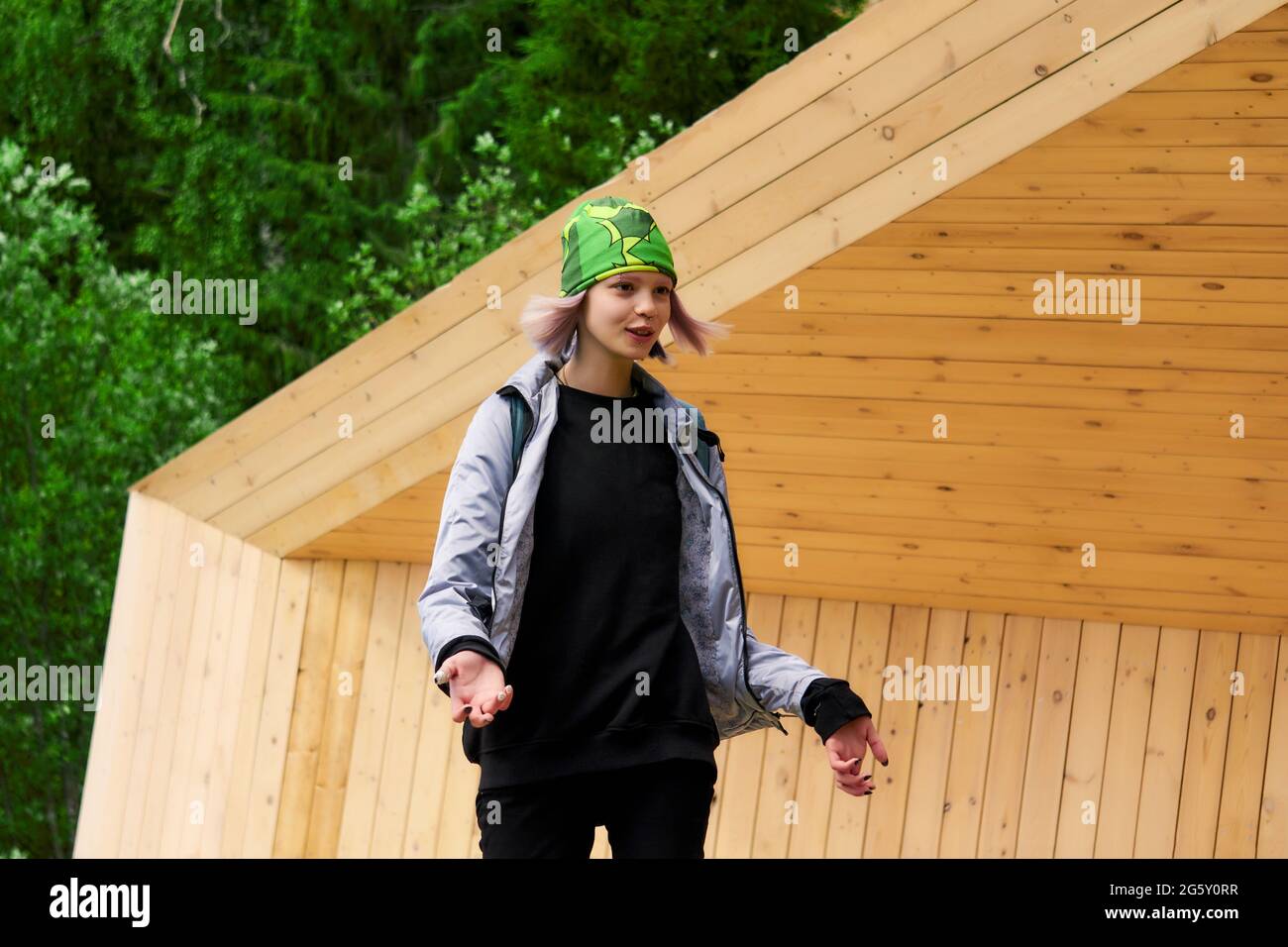 allegra ragazza adolescente con capelli viola nel parco Foto Stock