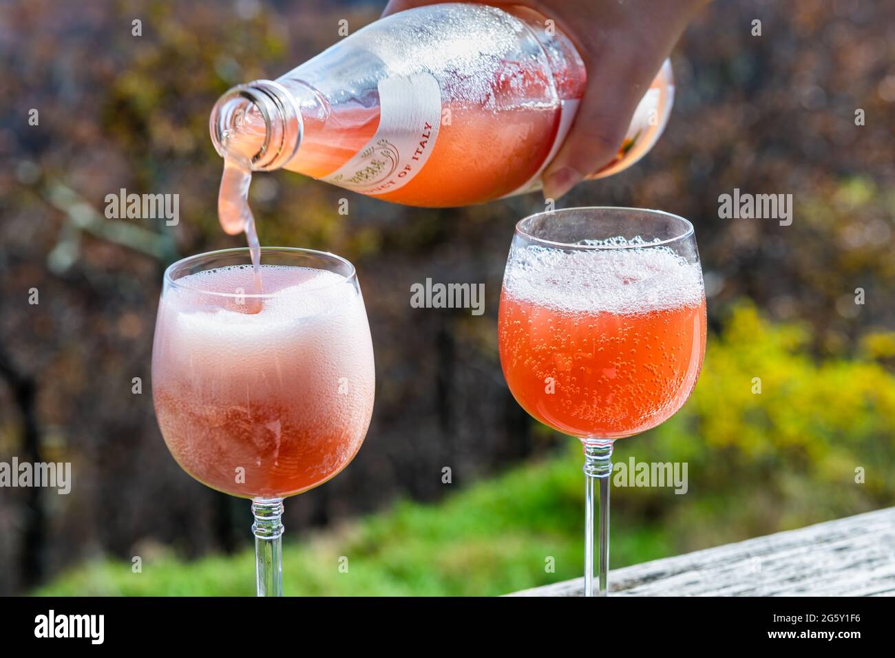 Roseland, USA - 26 ottobre 2020: Closeup di succo di vetro bottiglia di bevanda italiana sangue gassato arancia pompelmo soda immagazzinato a Whole Foods Marke Foto Stock