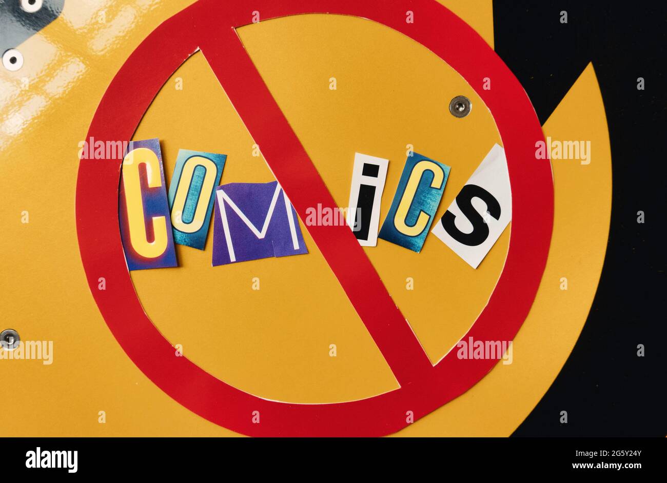 Il concetto di 'Cancel Comics' usando lettere di carta ritagliata nella tipografia di effetto di nota di riscatto all'interno dell'International NO Symbol, USA Foto Stock