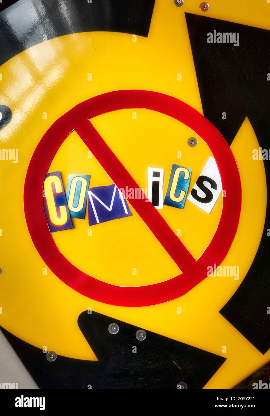 Il concetto di 'Cancel Comics' usando lettere di carta ritagliata nella tipografia di effetto di nota di riscatto all'interno dell'International NO Symbol, USA Foto Stock