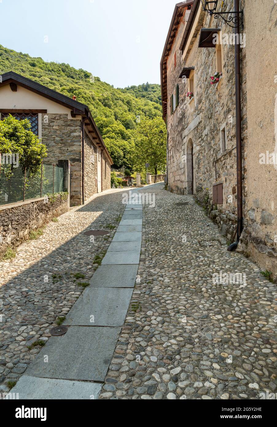 Stradine con case in pietra nel piccolo villaggio montano di Bassola, frazione di Armeno sopra il Lago d'Orta in provincia di Novara, Piemonte, Italia Foto Stock