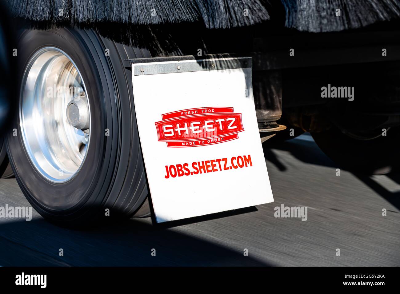 Gainesville, Stati Uniti d'America - 8 maggio 2021: Strada statale i-66 in Virginia con closeup di Sheetz carburante serbatoio camion segno per l'assunzione di posti di lavoro presso la stazione di benzina e conducenti Foto Stock