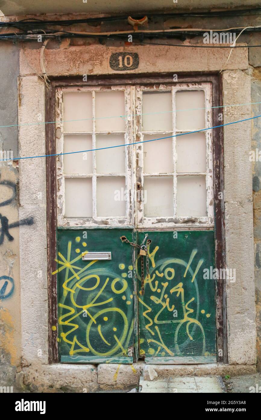 Porta in metallo Vanalized con serratura sulla porta Foto Stock