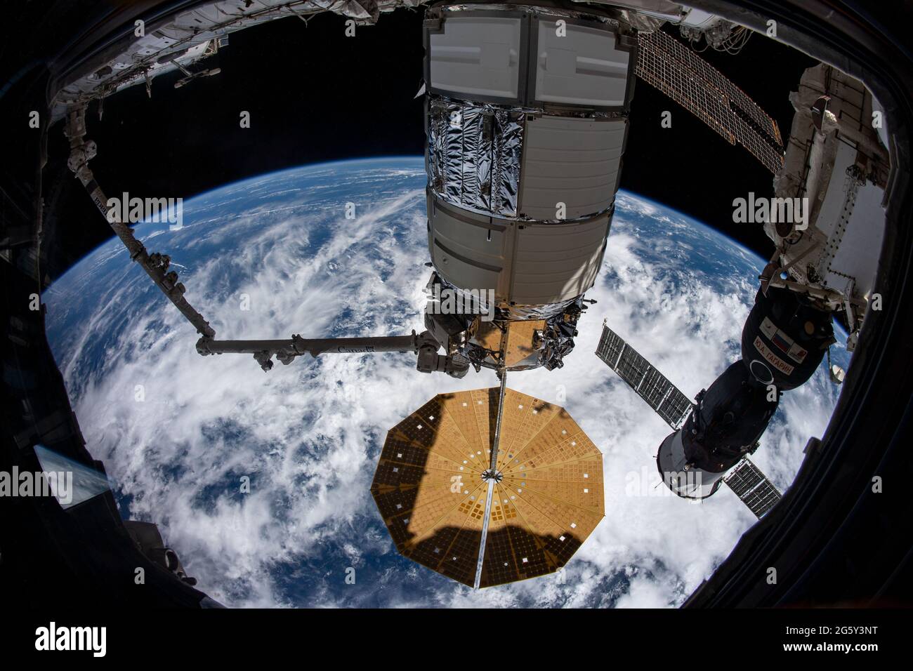 La navicella spaziale Northrop Grumman Cygnus con i distinti pannelli solari a forma di cembalo è attaccata dal CanadaArm2 mentre è fissata al modulo di unità della Stazione spaziale Internazionale 27 giugno 2020 in orbita terrestre. Foto Stock