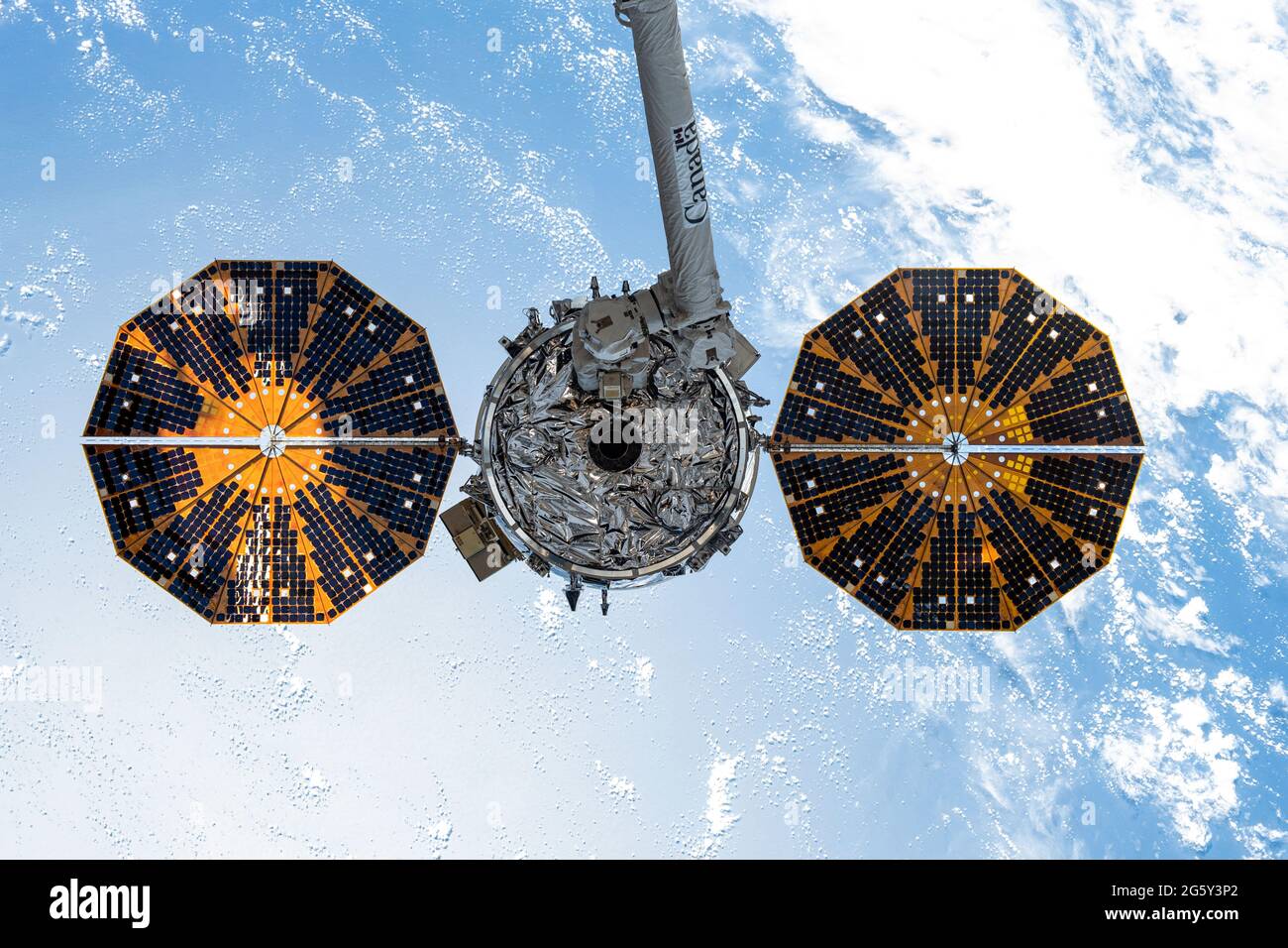 La navicella spaziale Northrop Grumman Cygnus è affrontata dalla CanadaArm2 Moments prima di essere rilasciata dalla Stazione spaziale Internazionale seguire una missione di carico di quattro mesi 29 giugno 2020 in Earth Orbit. Foto Stock