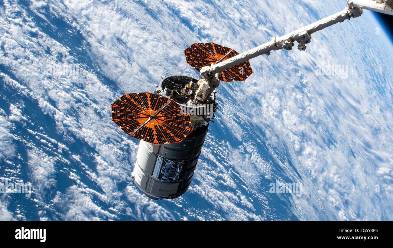 La navicella spaziale Northrop Grumman Cygnus è affrontata dalla CanadaArm2 Moments prima di essere rilasciata dalla Stazione spaziale Internazionale seguire una missione di carico di quattro mesi 29 giugno 2020 in Earth Orbit. Foto Stock