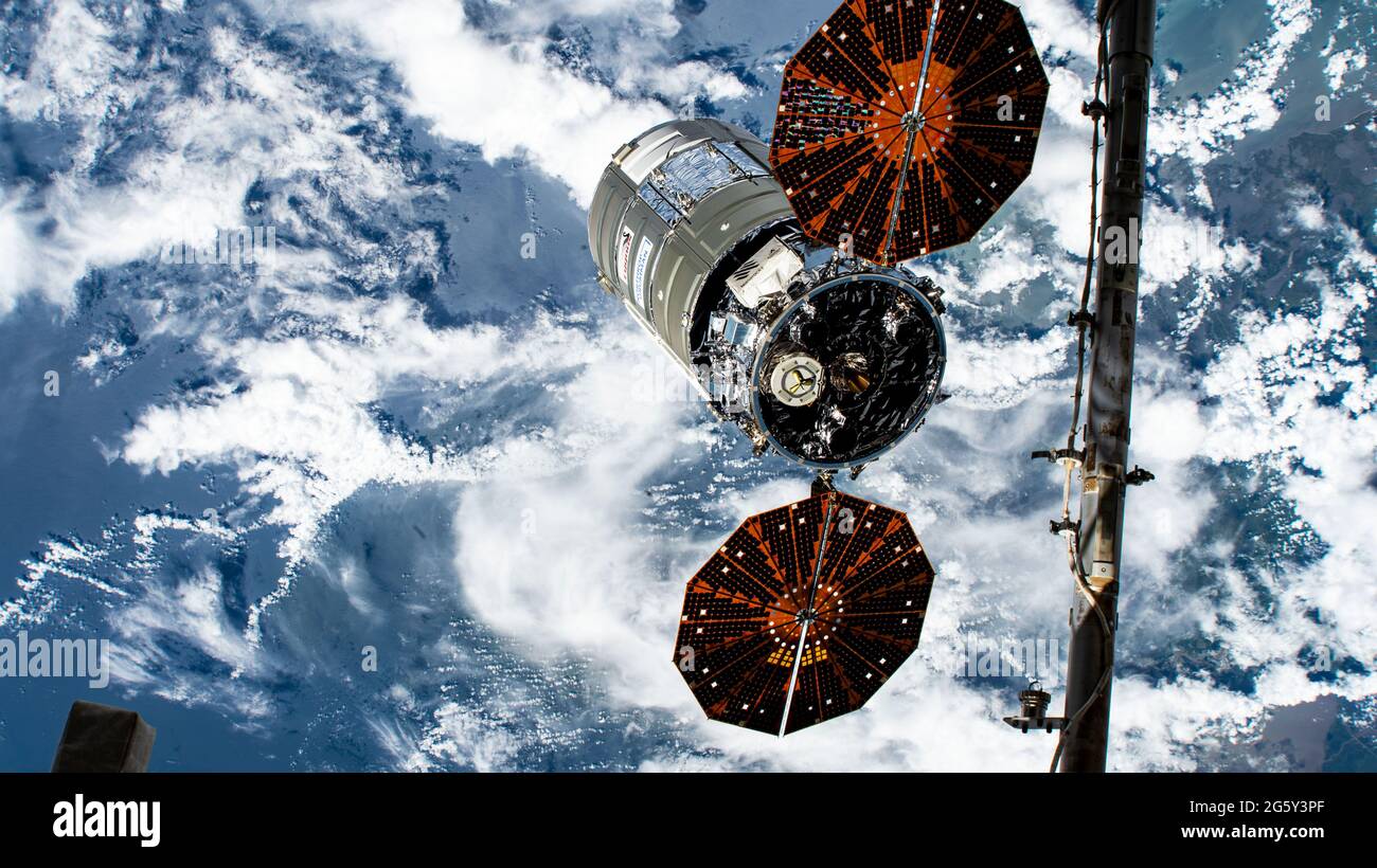 La navicella spaziale Northrop Grumman Cygnus è rilasciata dalla CanadaArm2 dalla Stazione spaziale Internazionale seguire una missione di carico di quattro mesi 29 giugno 2020 in Earth Orbit. Foto Stock