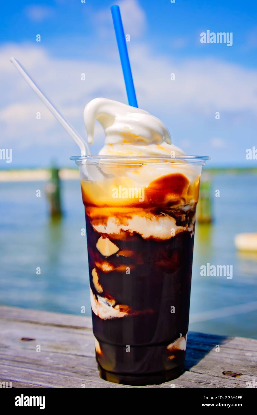 Un gelato alle tartarughe marine Frosty è raffigurato sul molo al BGH Cafe, 29 giugno 2021, a Dauphin Island, Alabama. Foto Stock