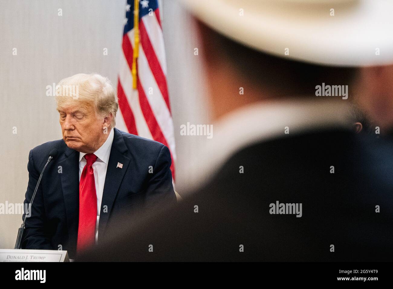 Weslaco, Texas, Stati Uniti. 30 giugno 2021. WESLACO, TEXAS - 30 GIUGNO: L'ex presidente DONALD TRUMP partecipa a un briefing sulla sicurezza delle frontiere per discutere ulteriori piani per la protezione del muro di confine meridionale il 30 giugno 2021 a Weslaco, Texas. Gov. GREG ABBOTT si è impegnato a costruire un muro di confine finanziato dallo stato tra il Texas e il Messico, poiché un'impennata di immigrati per lo più dell'America centrale che attraversano gli Stati Uniti ha sfidato le agenzie di immigrazione statunitensi. Finora, nel 2021, gli agenti della polizia di frontiera degli Stati Uniti hanno rapito più di 900,000 immigrati che attraversano gli Stati Uniti al confine meridionale. PISCINA/B Foto Stock Weslaco, Texas, Stati Uniti. 30 giugno 2021. WESLACO, TEXAS - 30 GIUGNO: L'ex presidente DONALD TRUMP partecipa a un briefing sulla sicurezza delle frontiere per discutere ulteriori piani per la protezione del muro di confine meridionale il 30 giugno 2021 a Weslaco, Texas. Gov. GREG ABBOTT si è impegnato a costruire un muro di confine finanziato dallo stato tra il Texas e il Messico, poiché un'impennata di immigrati per lo più dell'America centrale che attraversano gli Stati Uniti ha sfidato le agenzie di immigrazione statunitensi. Finora, nel 2021, gli agenti della polizia di frontiera degli Stati Uniti hanno rapito più di 900,000 immigrati che attraversano gli Stati Uniti al confine meridionale. PISCINA/B Foto Stock