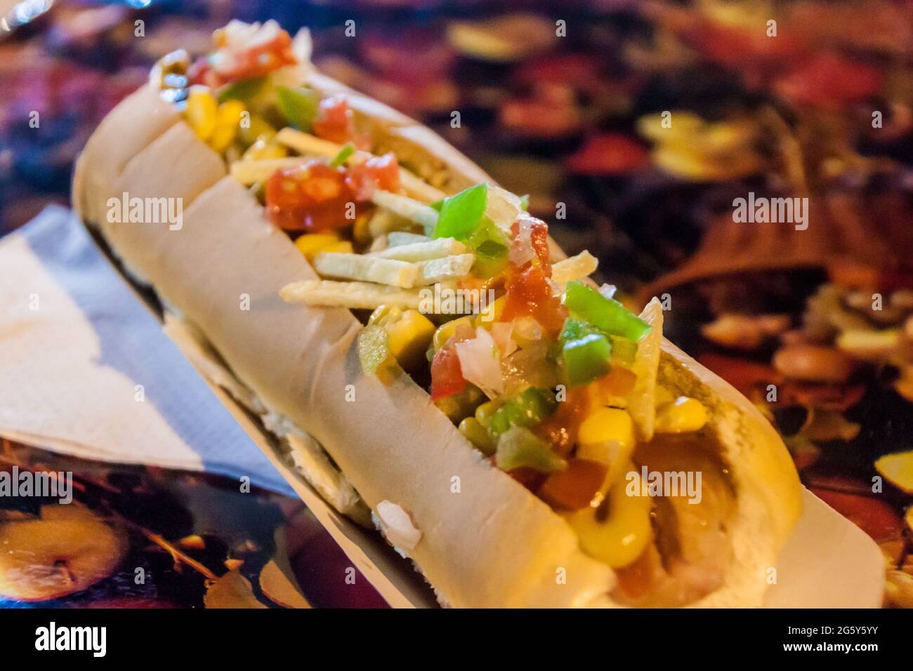 Hot dog in una stalla di strada a Encarnacion, Paraguay Foto Stock