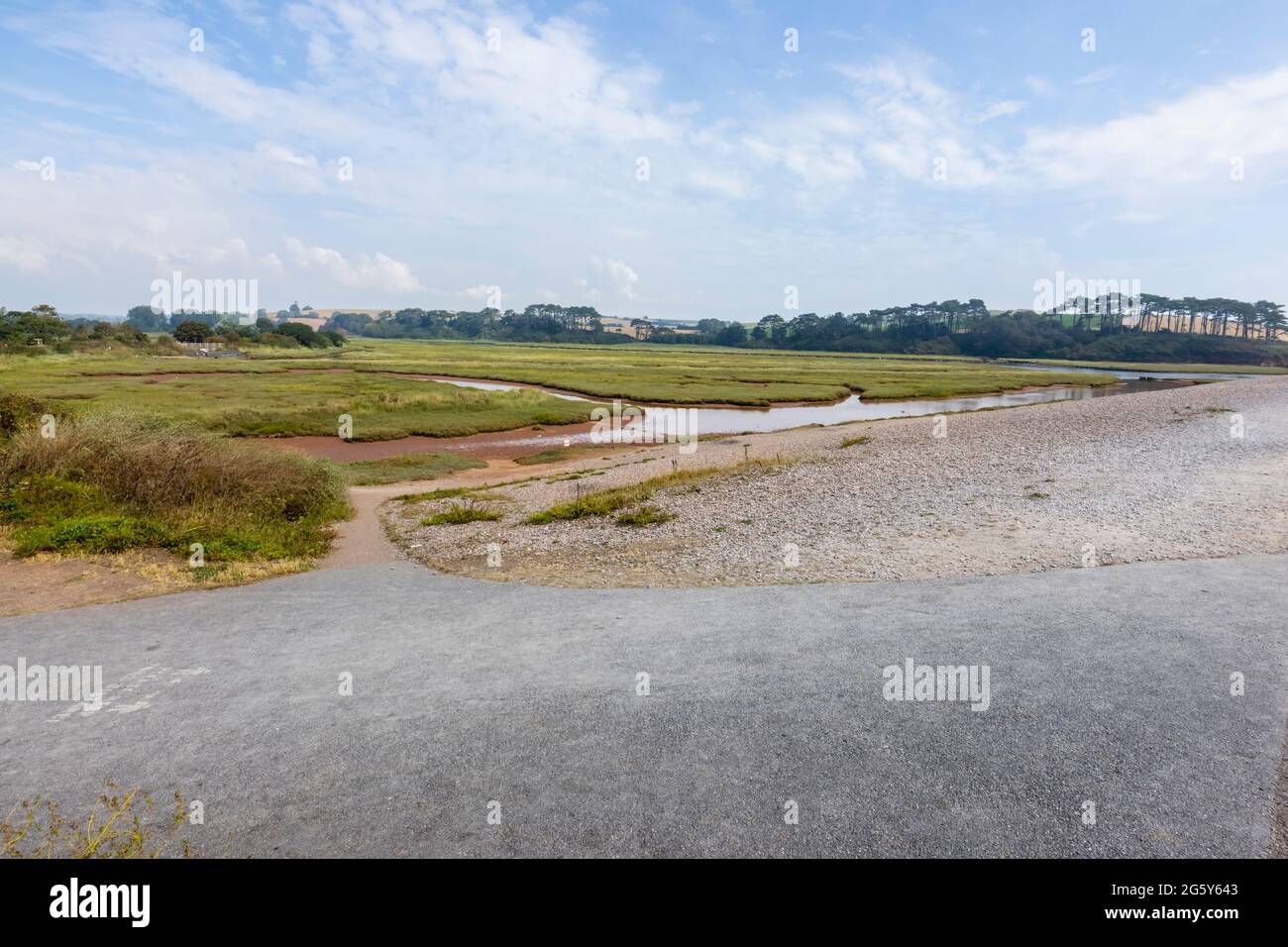 Salt Marsh dietro la spiaggia di Budleigh Salterton, una piccola città incontaminata della Costa Jurassic con una spiaggia di pietra nel Devon orientale, Inghilterra sudoccidentale Foto Stock