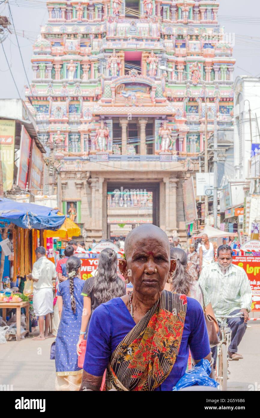 Donna indù distinta che posa davanti alla gopura del tempio di Sri Ranganathaswamy, Trichy, Tamil Nadu, India Foto Stock