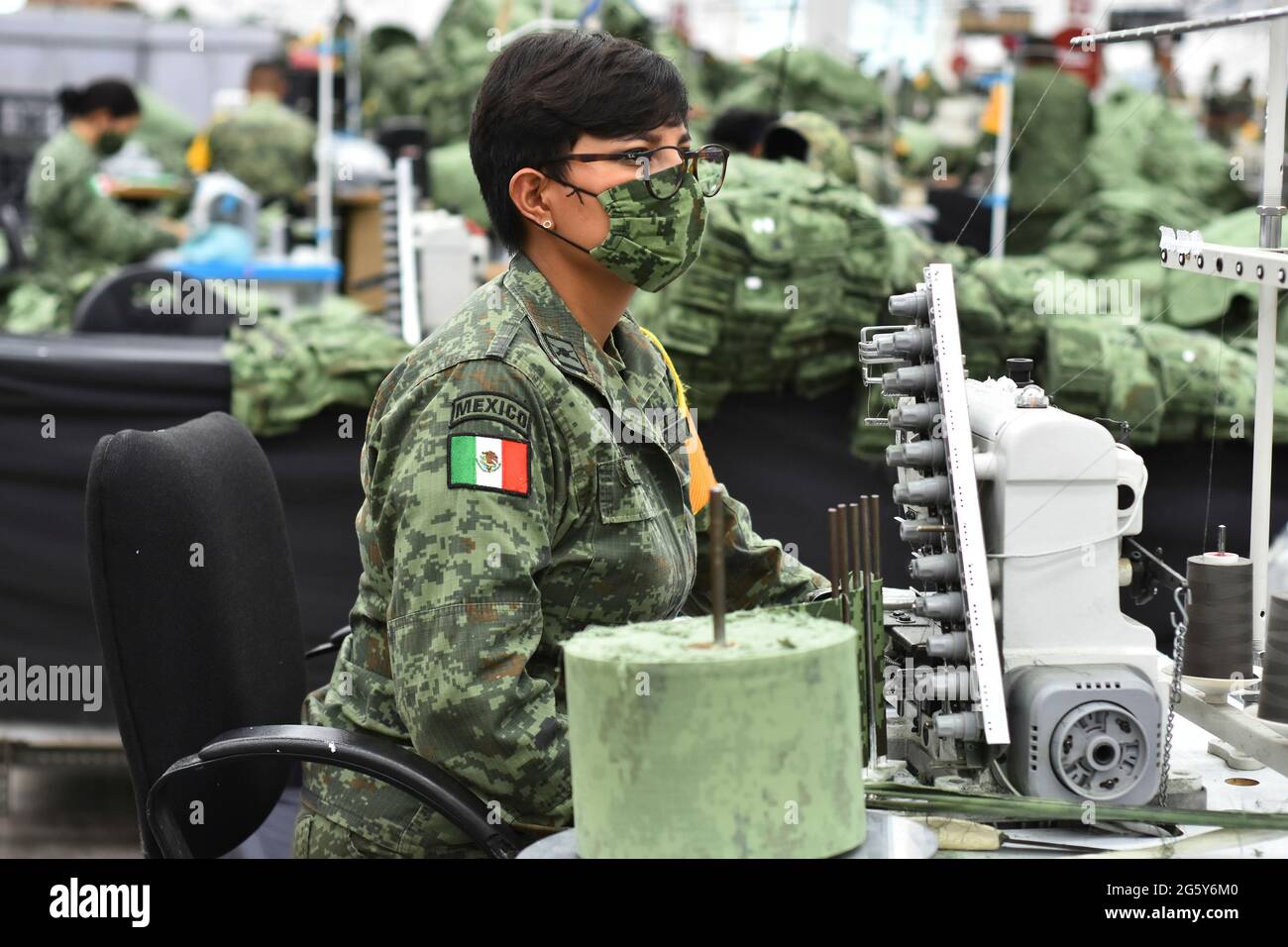 CITTÀ DEL MESSICO, MESSICO - GIUGNO 15: Un militare produce uniformi per i membri dell'esercito messicano presso la fabbrica di abbigliamento e attrezzature militari fondata a 1951. I lavoratori militari producono più di 3,000 uniformi al giorno, fabbricate con tessuto da loro fatto per uso esclusivo per l'esercito messicano. Il 15 giugno 2021 a Città del Messico, Messico. Credit: Carlos Tischler/Eyepix Group/The Photo Access Foto Stock