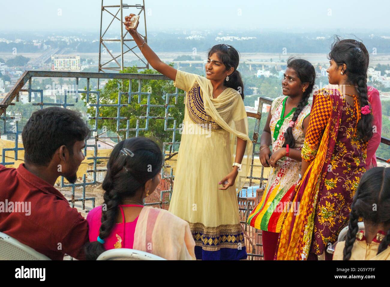 Le donne abbastanza attraenti sorridono per selfie al Tempio di Rockfort, Trichy, Tamil Nadu, India Foto Stock