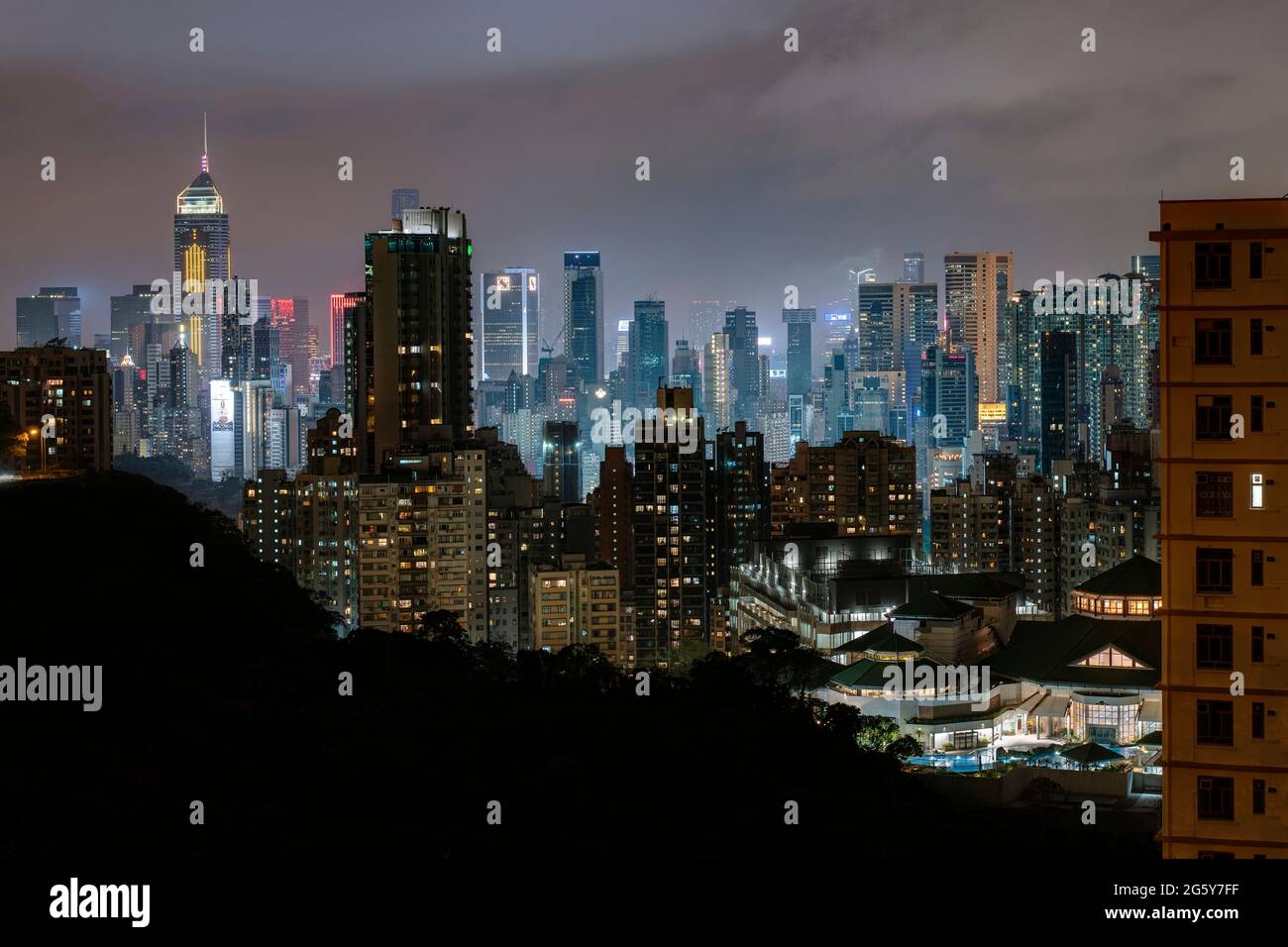 Edifici alti in Isola di Hong Kong city centre di notte Foto Stock