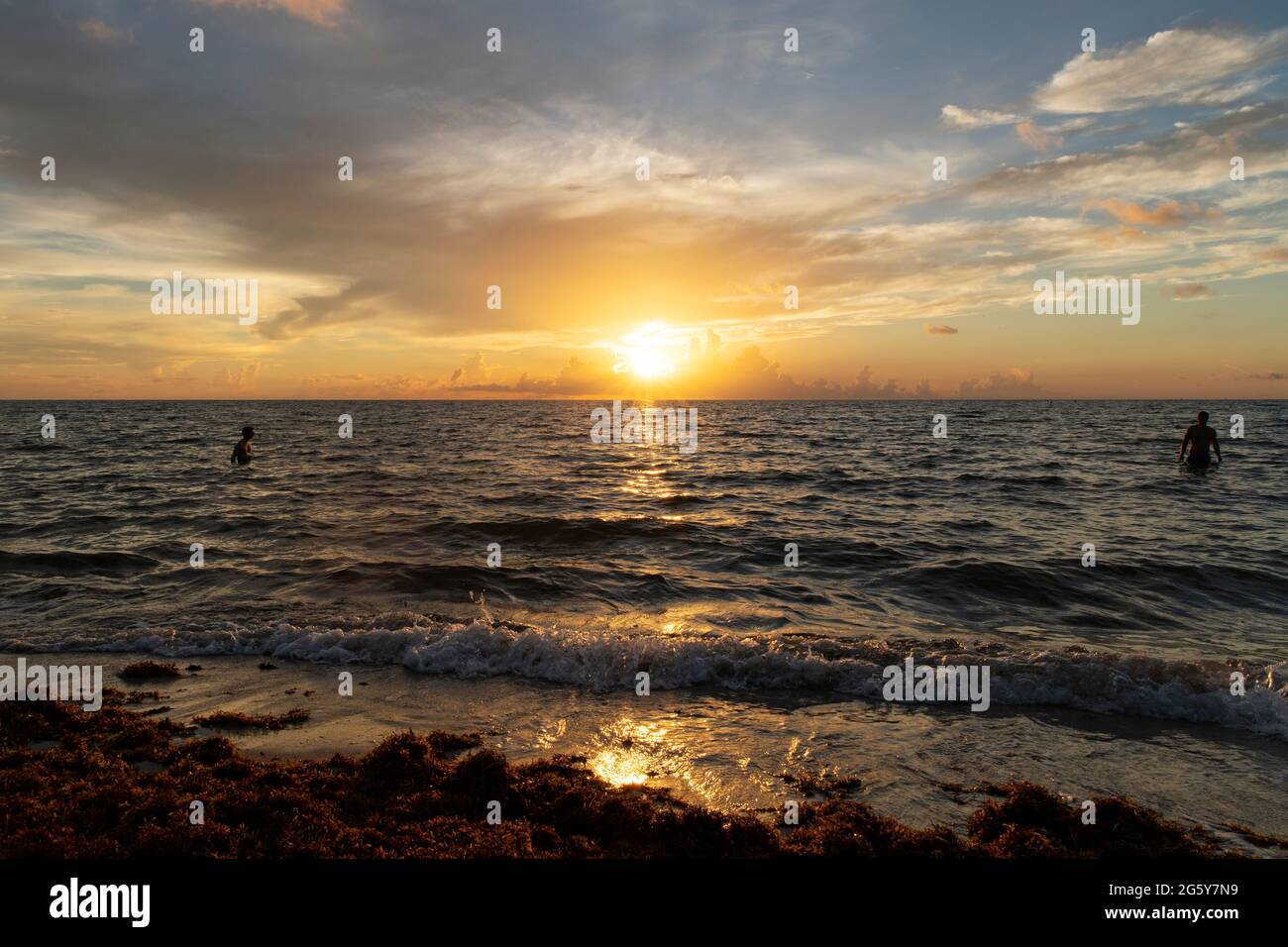 Persone in mare all'alba su South Beach a Miami, Florida Foto Stock