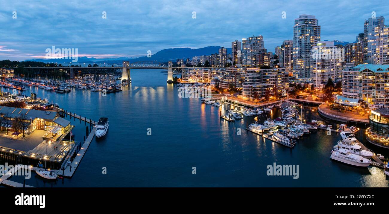 Vista notturna del centro di Vancouver, tra cui Granville Island e Burrard Street Bridge Foto Stock