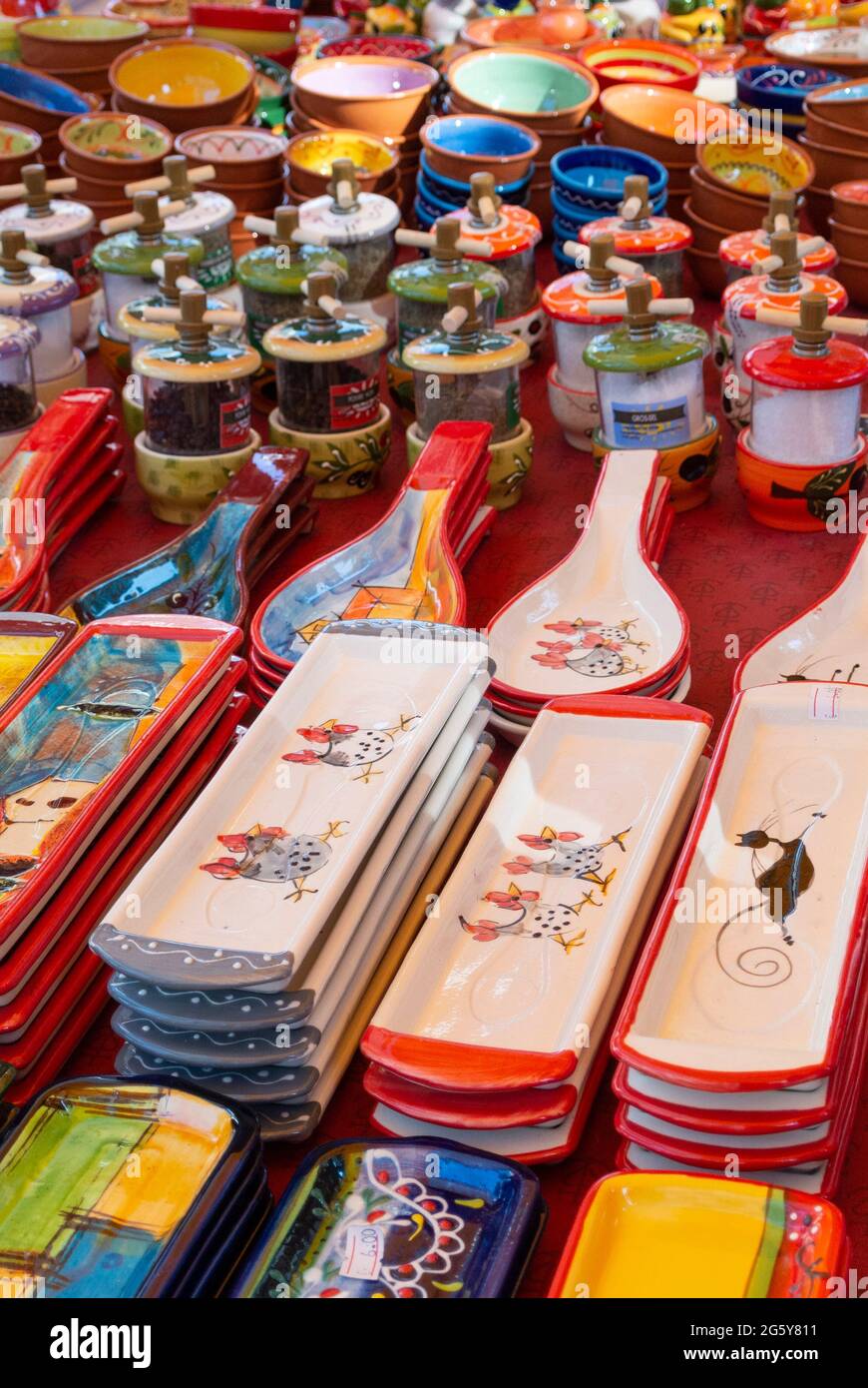 Utensili da cucina in ceramica in un mercato delle pulci Foto Stock