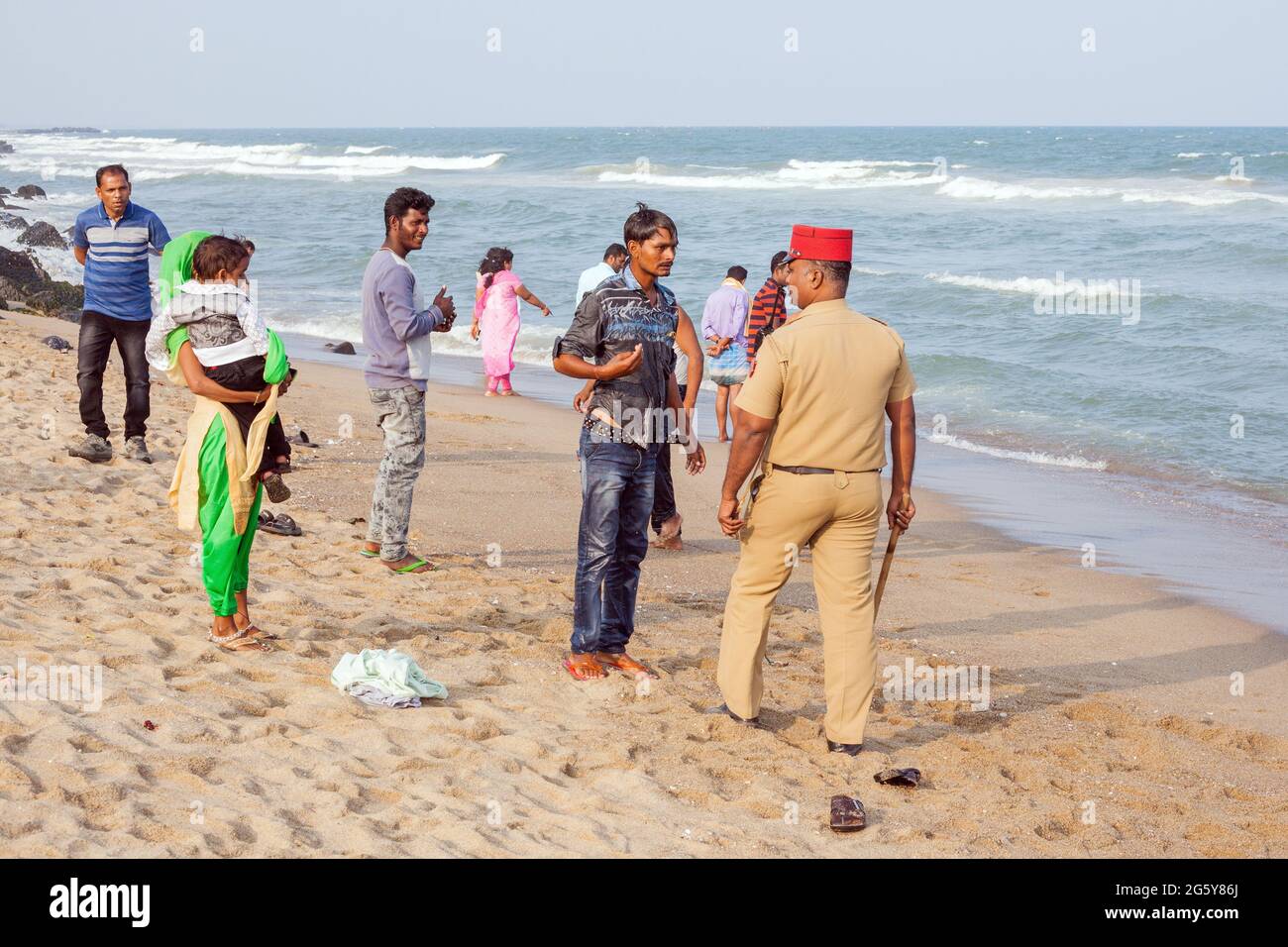 L'ufficiale di polizia di Puducherry che indossa il kepi francese e che trasporta il lathi ha altercation con i turisti indiani, Puducherry (Pondicherry), Tamil Nadu, India Foto Stock