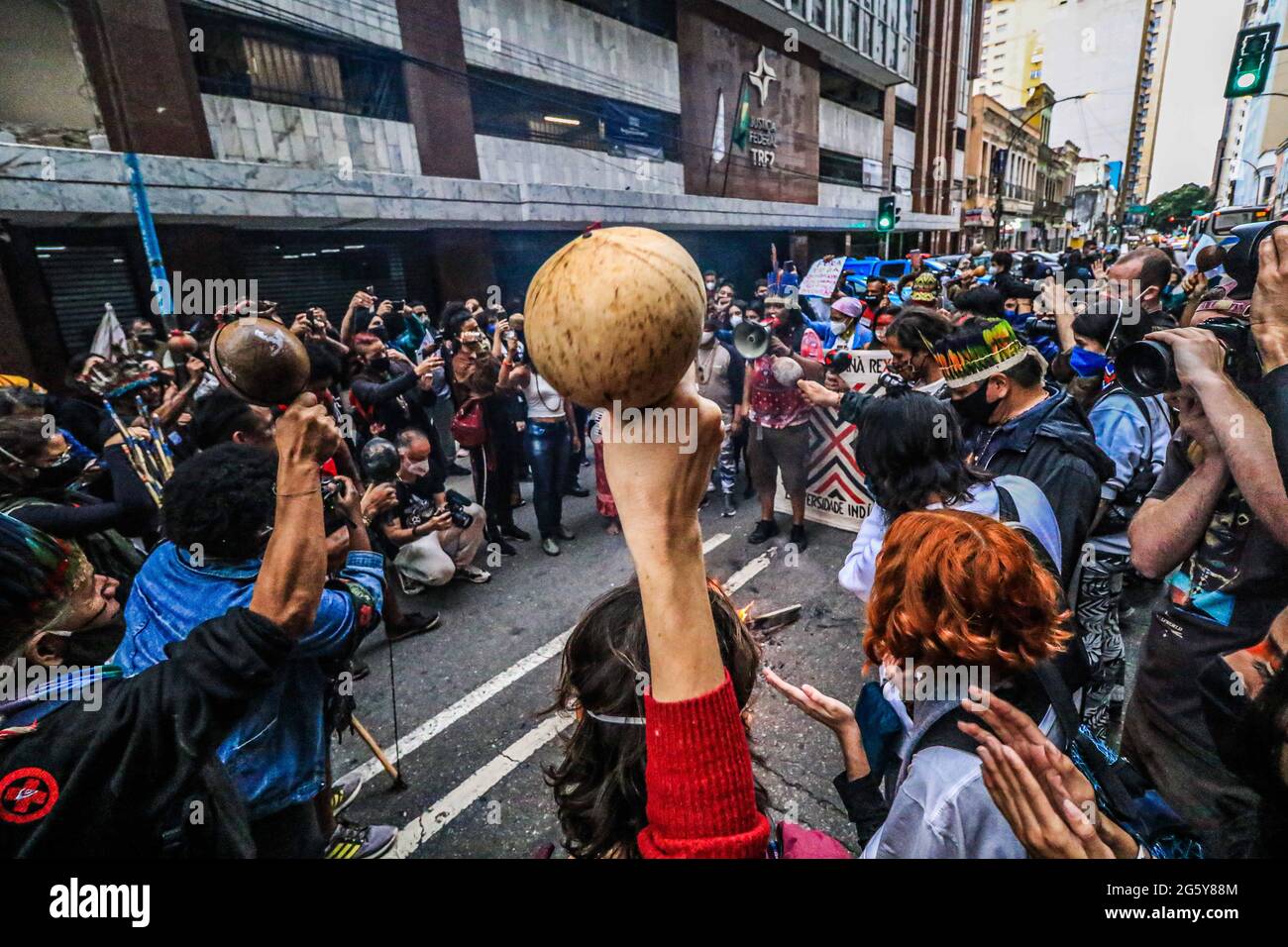 BRASILE. RIO DE JANEIRO. 30 giugno 2021. PROTESTA INDIGENA le popolazioni indigene e i sostenitori protestano questo mercoledì 30, nel centro della città contro il voto sulla PL 409/2007, che cambierà la demarcazione delle loro terre e aprirà la possibilità di sfruttamento predatorio. (Credit Image: © Ellan Lustosa/ZUMA Wire) Credit: ZUMA Press, Inc./Alamy Live News Foto Stock