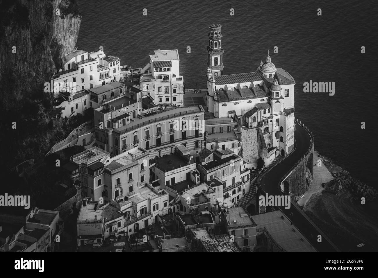 Vista su Atrani, paese della Costiera Amalfitana, in Campania, Italia Foto Stock