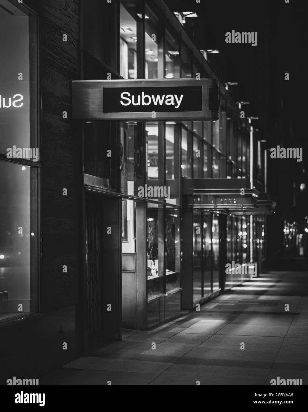 Segnale al neon della metropolitana di notte, a Midtown Manhattan, New York City Foto Stock