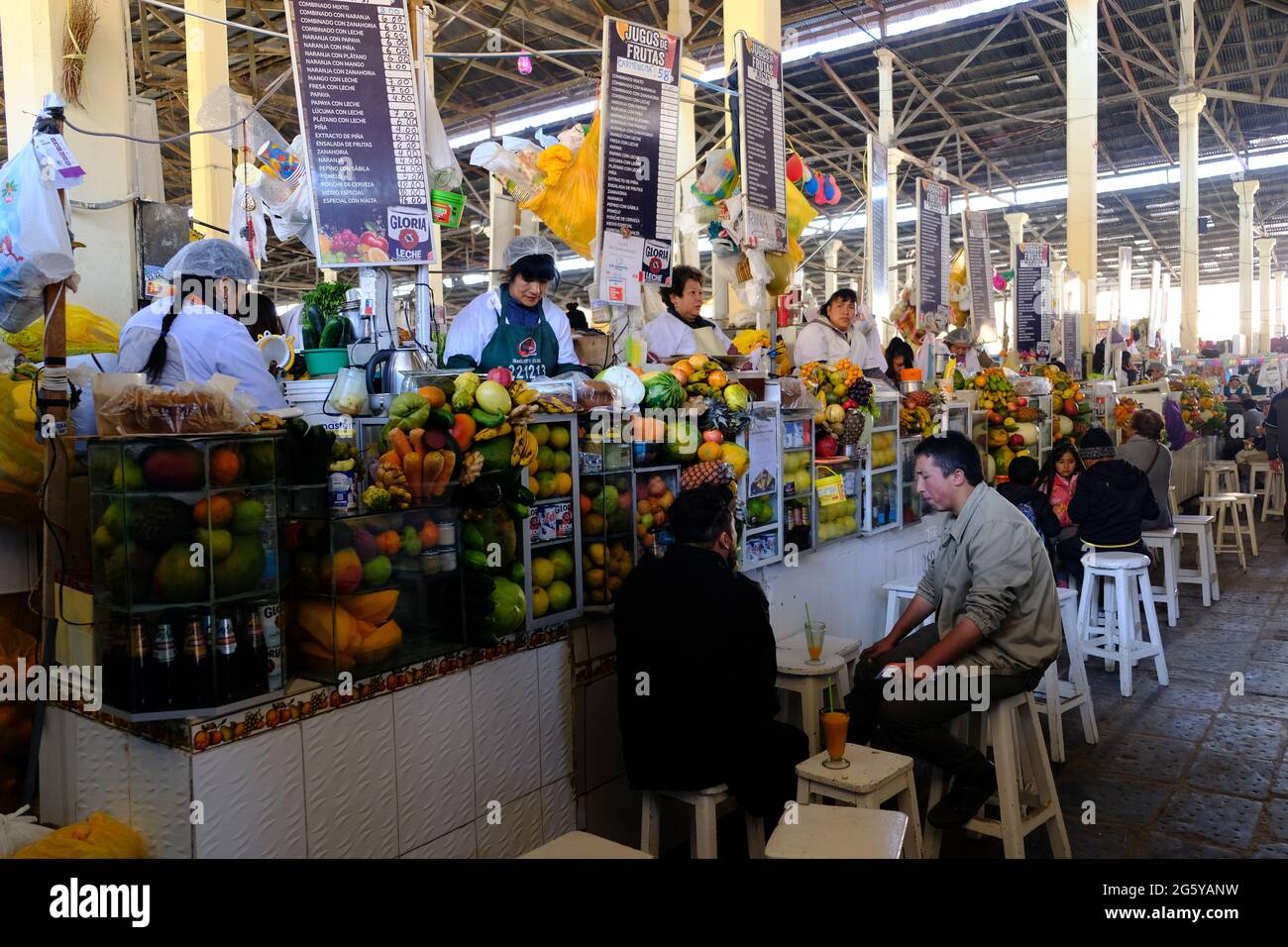 Peru Cusco - bancarella di frutta al mercato di San Pedro Foto Stock