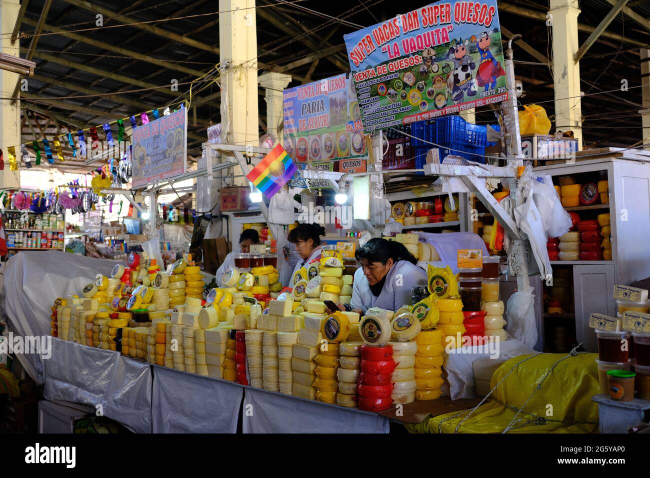 Peru Cusco - bancarella di formaggio nel mercato di San Pedro Foto Stock