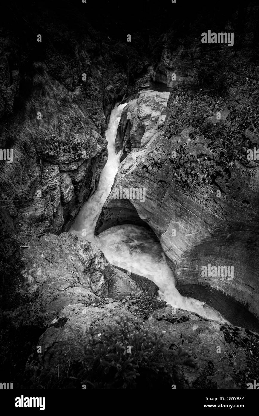 Foto in bianco e nero del fiume Maligne nel Canyon Maligne a valle del primo ponte nel Parco Nazionale di Jasper delle Montagne Rocciose, Canada Foto Stock