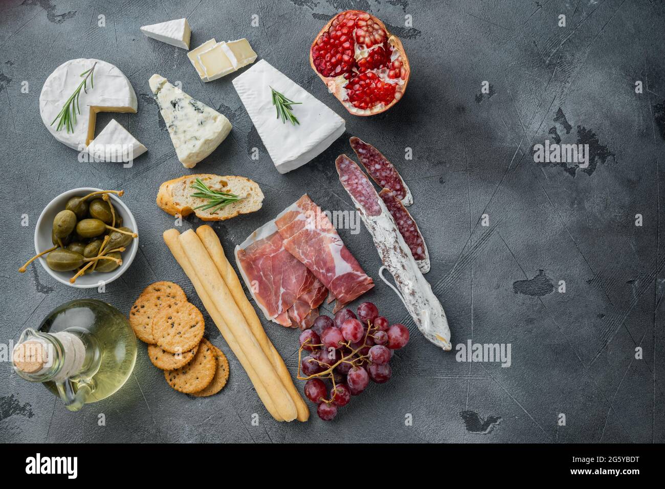 Antipasti con diversi antipasti, su sfondo grigio, disposizione piatta con spazio per la copia del testo Foto Stock