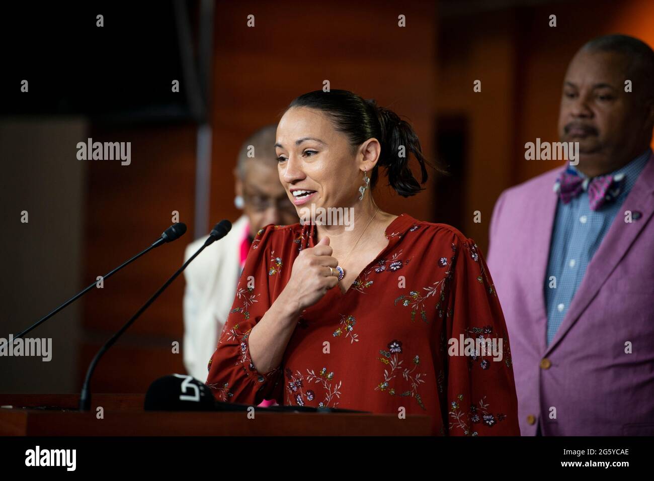 Washington, Stati Uniti d'America. 30 giugno 2021. Il rappresentante degli Stati Uniti Sharice Davids (democratico del Kansas) ha espresso osservazioni durante una conferenza stampa sull'INVEST in America Act presso il Campidoglio degli Stati Uniti a Washington, DC, mercoledì 30 giugno 2021. Credit: Rod Lamkey/CNP/Sipa USA Credit: Sipa USA/Alamy Live News Foto Stock