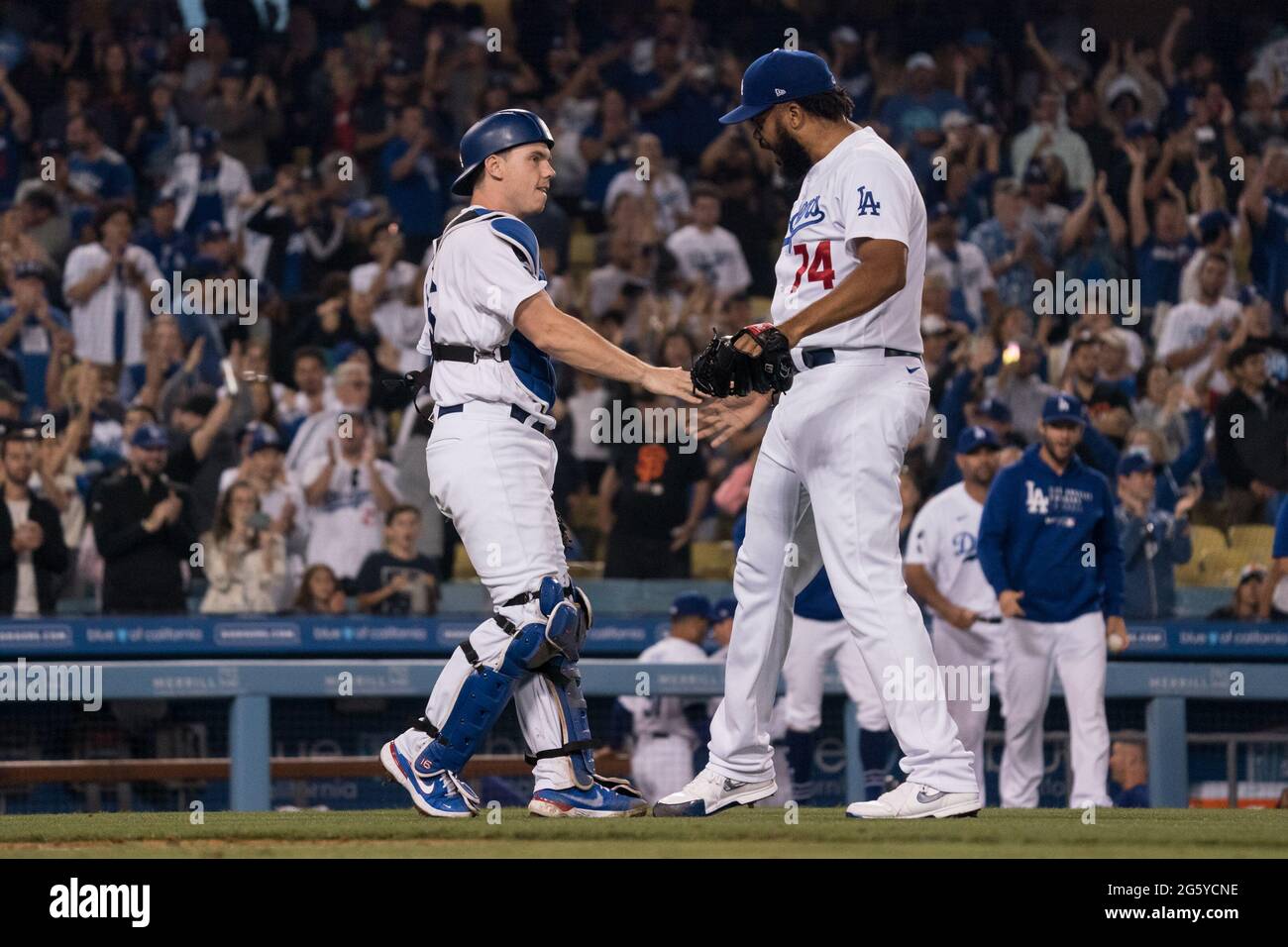 Il catcher di Los Angeles Dodgers (16) e il lanciatore Kenley Jansen (74) celebrano una vittoria durante una partita di MLB contro i San Francisco Giants, Foto Stock